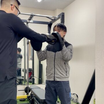 東川口のパーソナルジムBestieで石嶋トレーナーがボクササイズ指導を行うトレーニング風景|女性向けダイエット